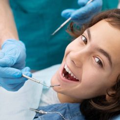 Ragazzo sorridente durante un controllo dentistico