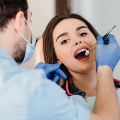 Dentista visita una paziente durante un controllo odontoiatrico