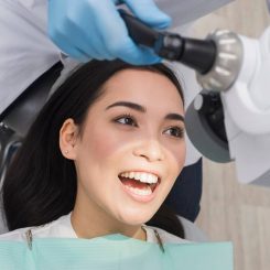 Paziente sorridente sulla poltrona durante un trattamento odontoiatrico